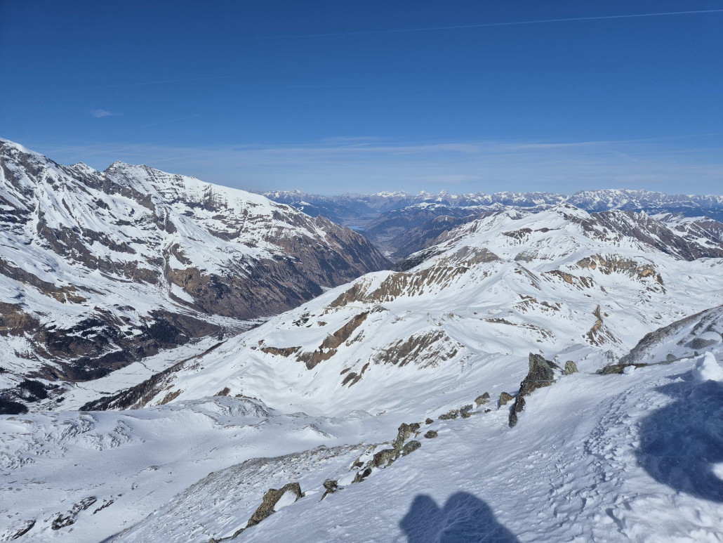 Und so sieht es vom Brennkogel nach Norden aus mit der Infrastruktur der Großglocknerstraße, dem Zeller See, den Kalkalpen. Es könnte Mai sein. Es war sehr windig und kalt da oben.