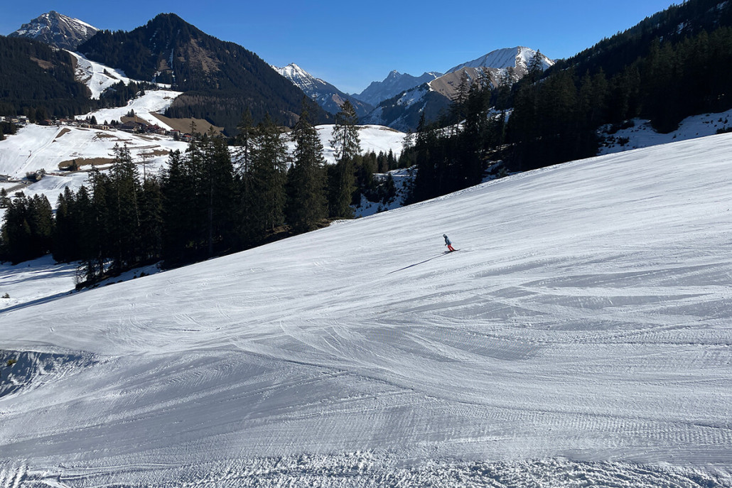 Morgens noch harte, aber gut präparierte Pisten