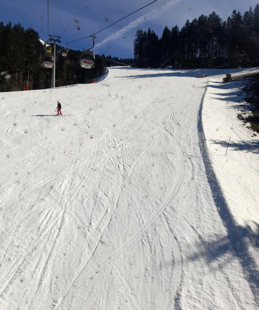 Talabfahrt Westendorf (leider schmutzige Gondelscheibe) ...