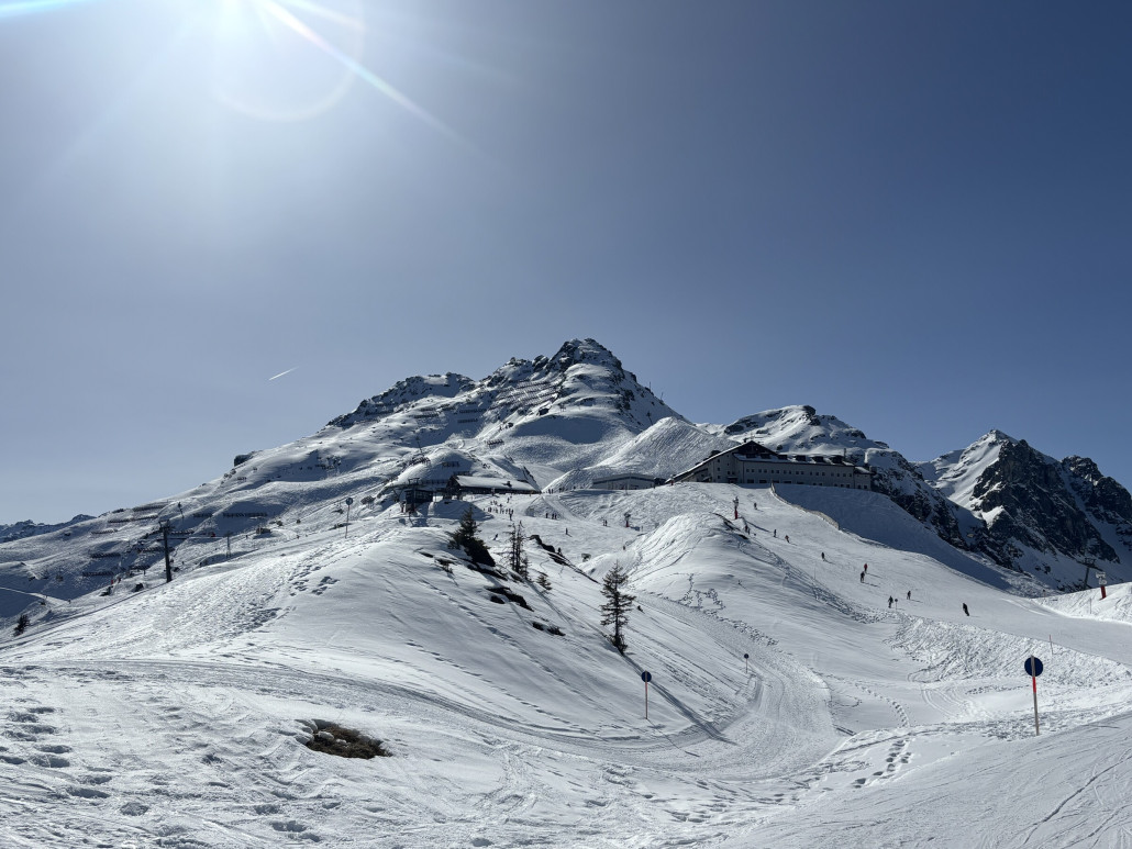 Oben noch winterlich aber extrem geringe Naturschneemenge