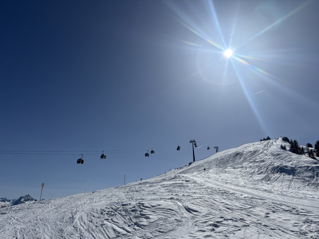 Pause und Jause haben wir Dann auf einer Bank am Winterwanderweg zur Mittelstation Madrisella gemacht. Das ständige Bumm Bumm der Apres Ski Pilze an Versettla und Valisera Berg nerven…