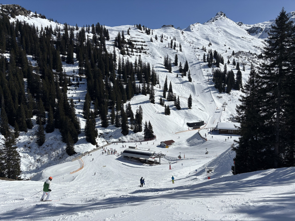Sinnbild für die vergangene Woche: auf den Pisten gut gefüllt, anstehen muss man trotzdem an den wenigsten Stellen