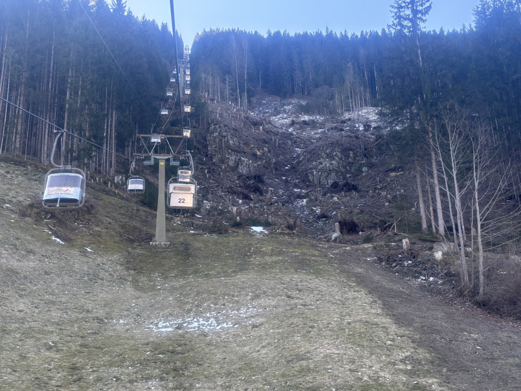 Vor zwei Jahren gab es kurz vor Weihnachten einen massiven windwurf der auch den Betrieb der Kapellbahn gefährdet hat - zum Glück wurde schnell repariert…