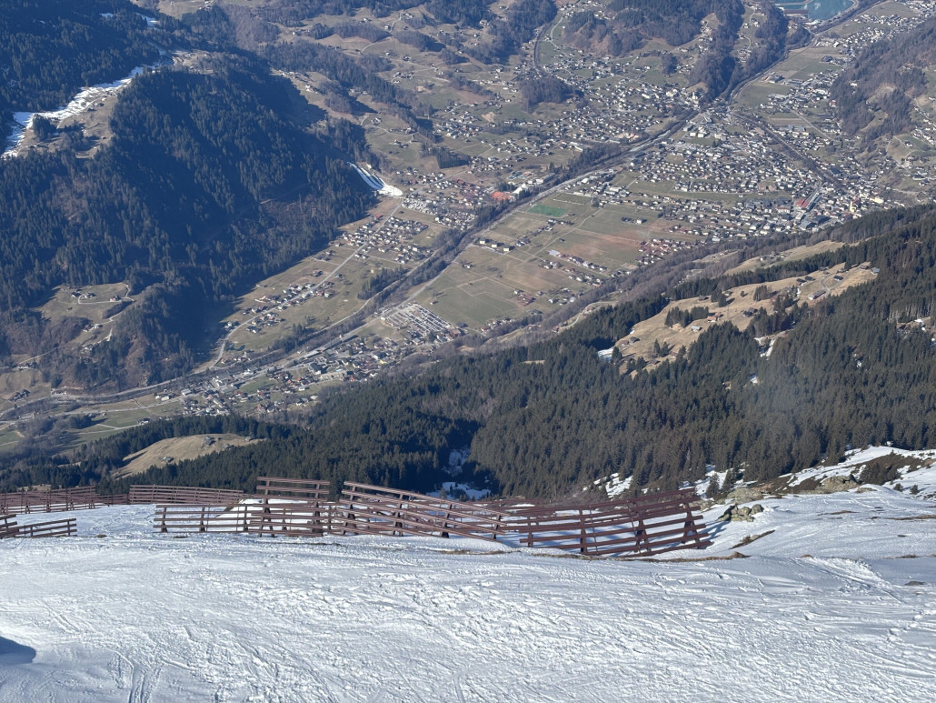 Tiefblick zur Zamangbahn- auch heute der Parkplatz nicht voll