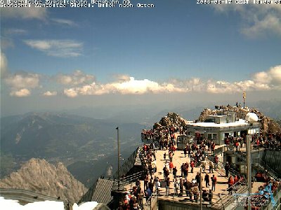 Also auf der Zugspitze ist auch ohne Skibetrieb flott was los...! Und nicht vergessen, die Rundreise kostet über 40Euro...