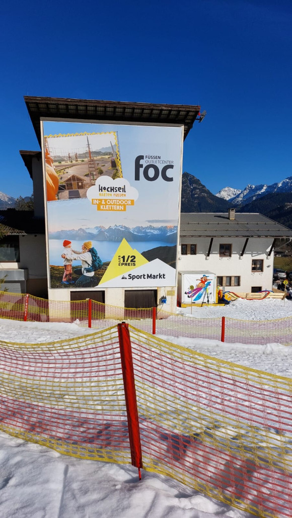 Die Einfahrt der ehemaligen Pendelbahn wurde mit einem großen Werbebanner abgedeckt.