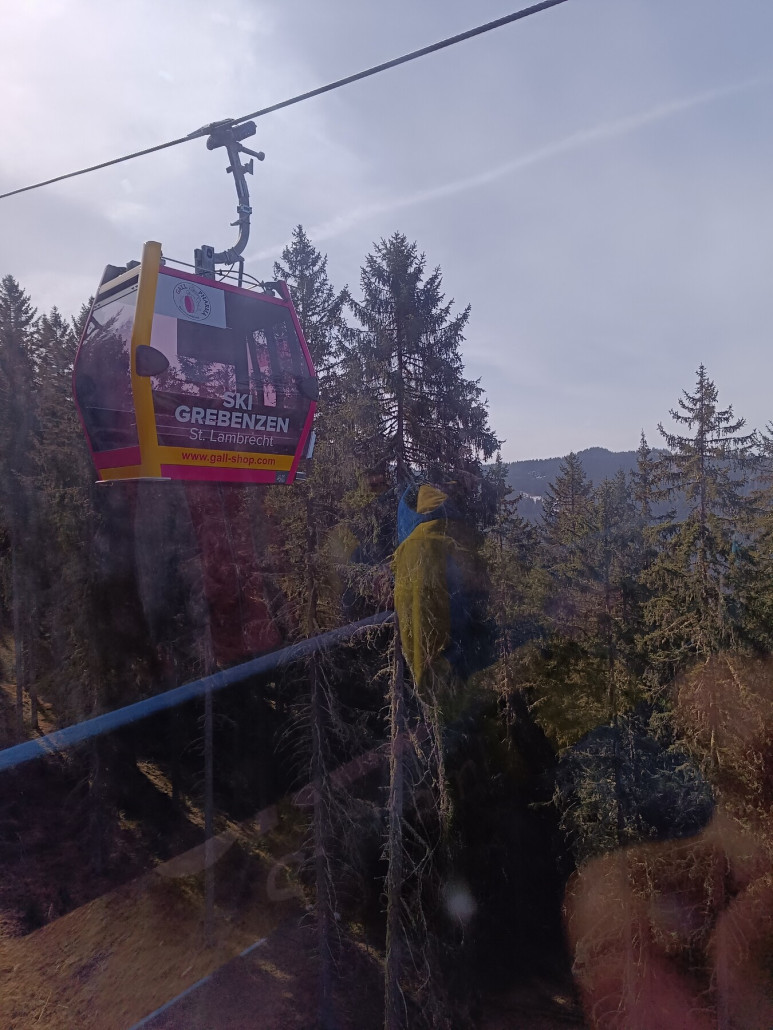 Manche Gondeln sind jetzt anscheinend Lackiert oder beklebt