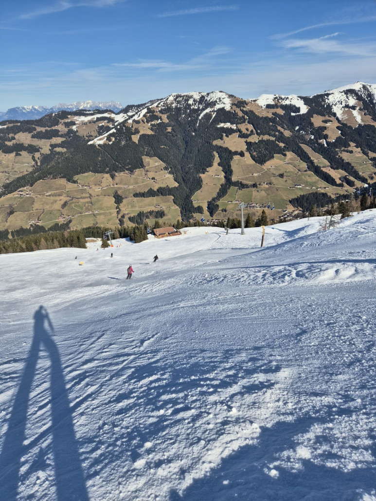 An der Gmahbahn der Blick ins Tal mit dem grünen Gegenhang