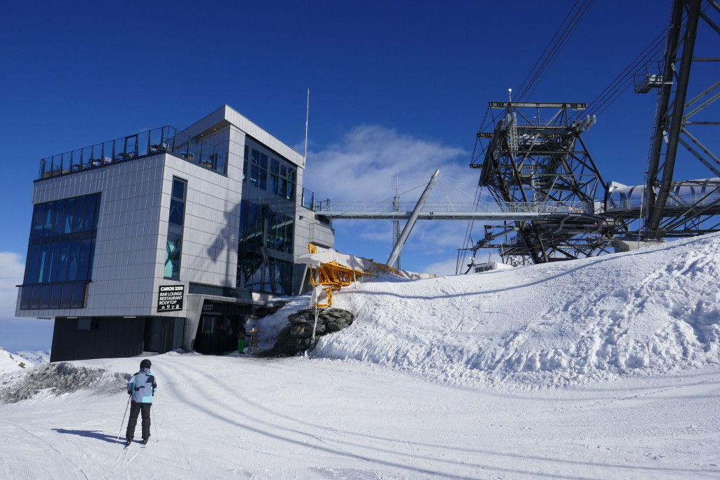 Cime Caron PB die nach dem Unfall im November den ganzen Winter außer Betrieb ist: Die Kabinen sind demontiert und ein Kran steht schon für das Frühjahr bereit.