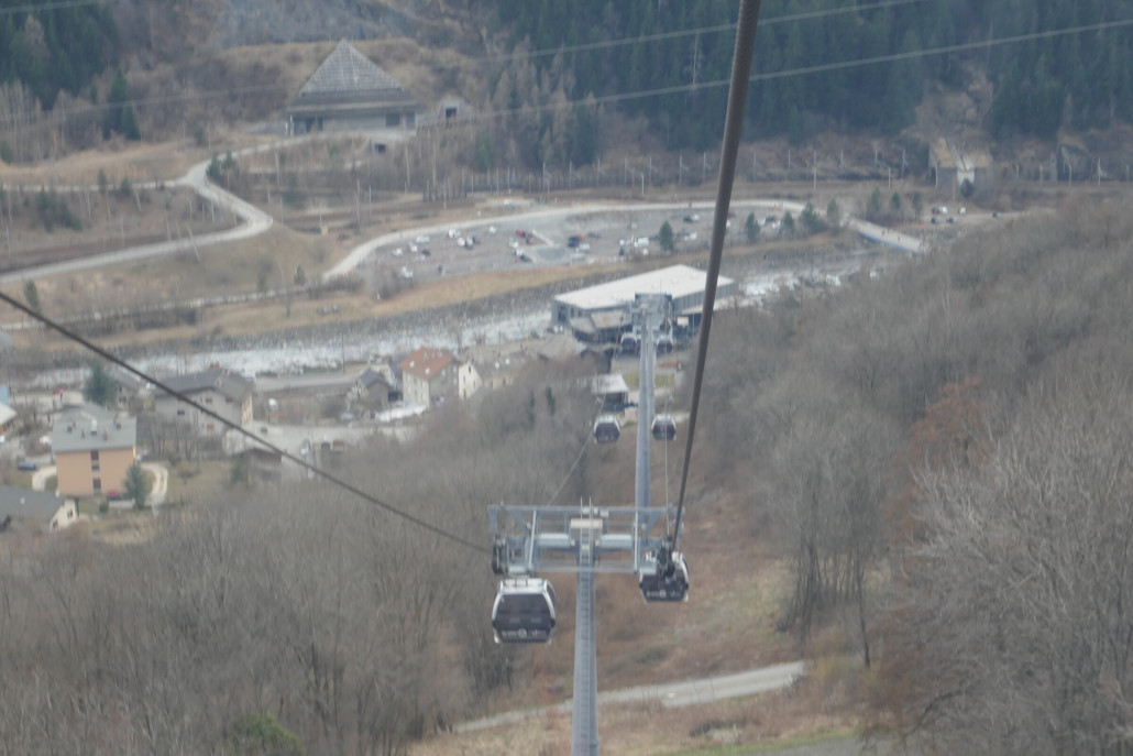 EUB Orelle Express. Auf der Schotterfläche hinter dem Fluss wird im Sommer ein mehrstöckiges Parkdeck gebaut.
