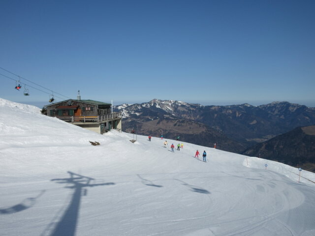 Hornabfahrt, links die Gipfelhütte, dahinter der 2-CLF Gipfel