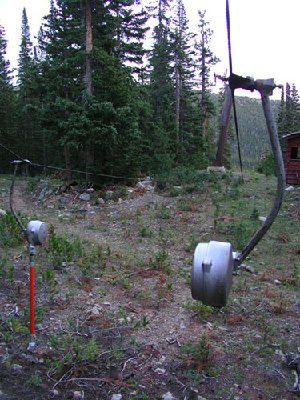Bei der Bergstation: Komisch, dass das linke Gehänge einen orangen, fast brandneuen Plastik hat - der müsste an sich rot und verwittert sein...