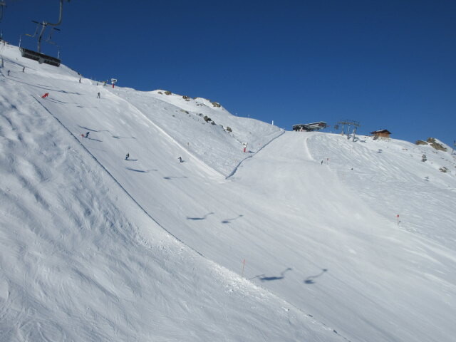 Piste 42, im Hintergrund die Bergstation des 6-CLD-B Madrisella (2.222 m)