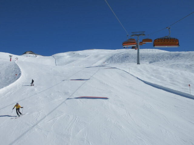 8-CLD-B Sonnen, darunter die Pisten 34 (links) und 35 (rechts)