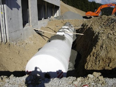 Beim Werkstättengebäude Talstation wurden heute zwei 80.000 Liter (!) Dieseltanks vergraben.