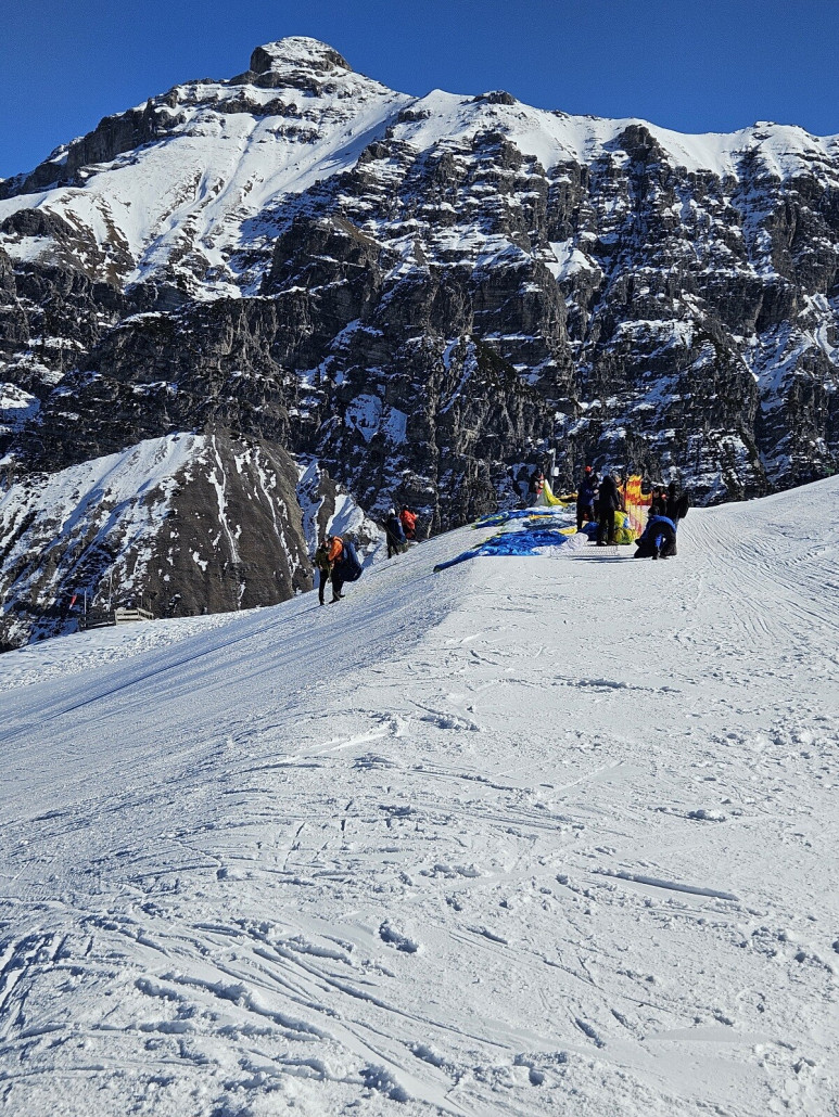 Bekannt ist das Gebiet auch bei Paragleitern. Im Tal gibt es einen Landeplatz. Und hier, nahe der Gondelstation war ein flaches Stück mit einer Startkante zum Anlaufen.