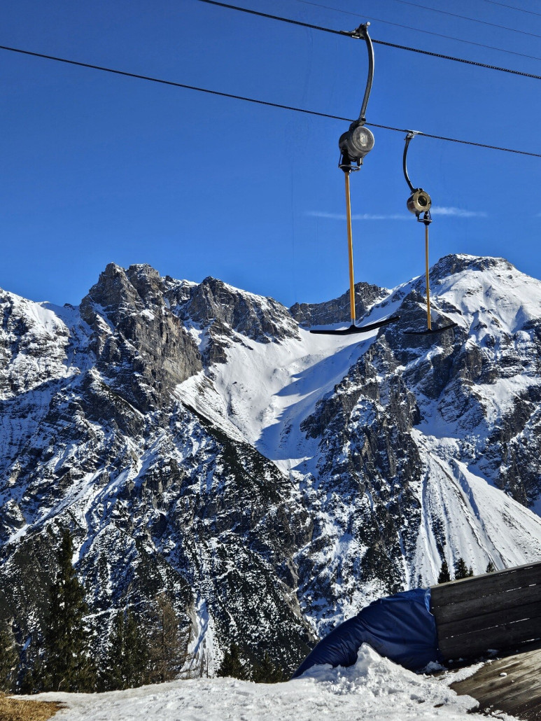 hochalpine Szene an der Bergstation des Hölltallifts