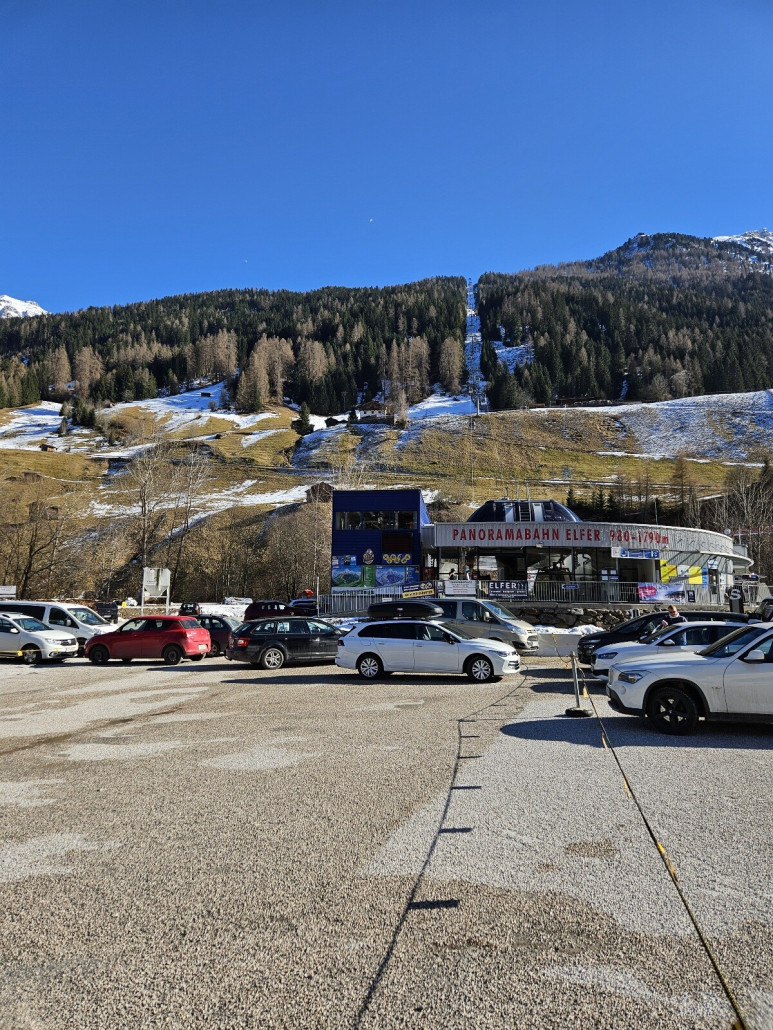 aber nach unten hin war dann gar nix mehr, hab da auch gar nicht gesehen, wo da die Piste runtergehen sollte.<br /><br />Fazit: entspannter, angenehmer Tag in einem Gebiet, welches ohne Talabfahrt eigentlich aus einem einzigen Hang besteht.<br />Der wird etwas versetzt von den zwei Schleppern bedient.<br />Besucher hier würde ich sagen ein Drittel Schi, ein Drittel Paragleiter, ein Drittel Rodler.<br />Und, ich finde, es ist kein Kinder- und Anfängergebiet.<br />Der im Pistenplan angegebene Kinderschlepper ist nicht direkt im Gebiet.