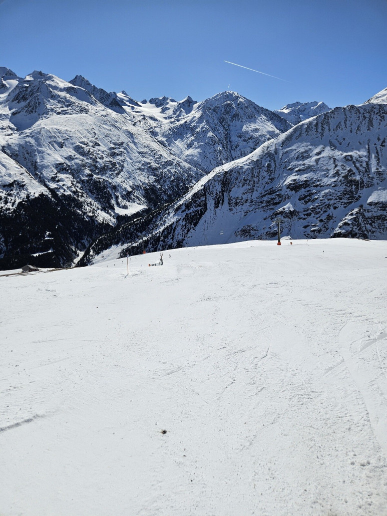 Die Hauptbeschäftigungspiste am Sechsersessel. So richtig griffig war der Schnee nicht. Meist so weich-glatte Kunstschneemischung, zumindest auf der Hauptpiste.