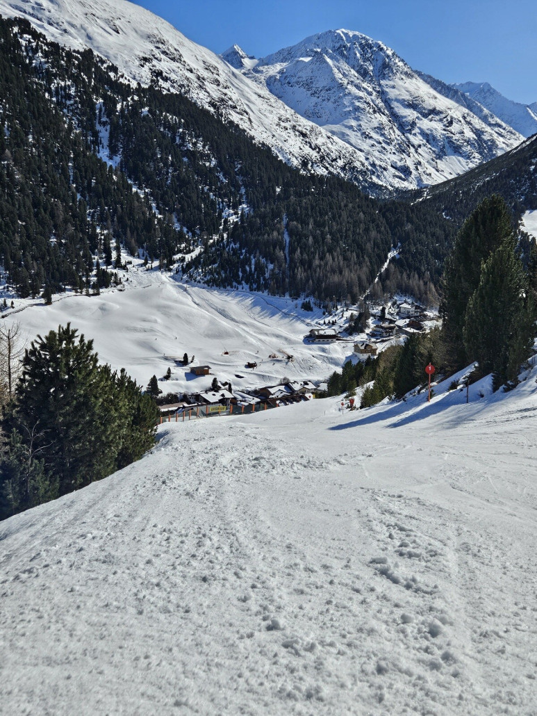 etwas weiter unten. Auf der anderen Seite erkennt man den Gampenschlepper samt Piste.