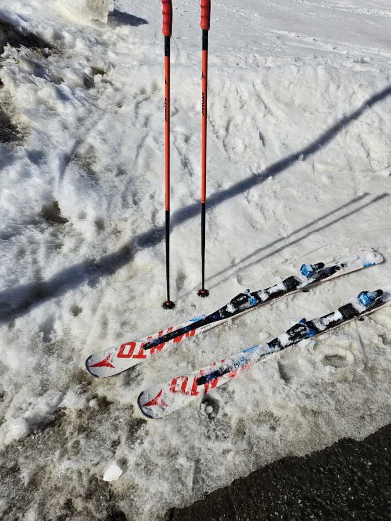 bis zum letzten Meter..<br /><br />Fazit: der Star in dem Gebiet ist eindeutig die Bergkulisse.<br />Ich bin öfter für ein paar Minuten stehengeblieben und hab mich nur umgesehen.<br />Das Schigebiet selber hat mich nicht ganz so gefesselt.<br />Der Haupthang ist nett, die Talabfahrt mit Ausnahme eines breiten Hangs eher ziehweglastig.<br />War jetzt nicht schlecht, aber eher ein Tag, der wegen des großartigen Panoramas im Gedächtnis bleibt.