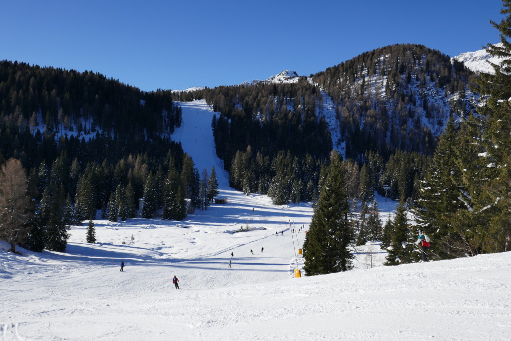 Rote Piste vom Monte Vigo Richtung Madonna im unteren Teil. Hinten zu sehen der etwas steilere rote Gegenhang.