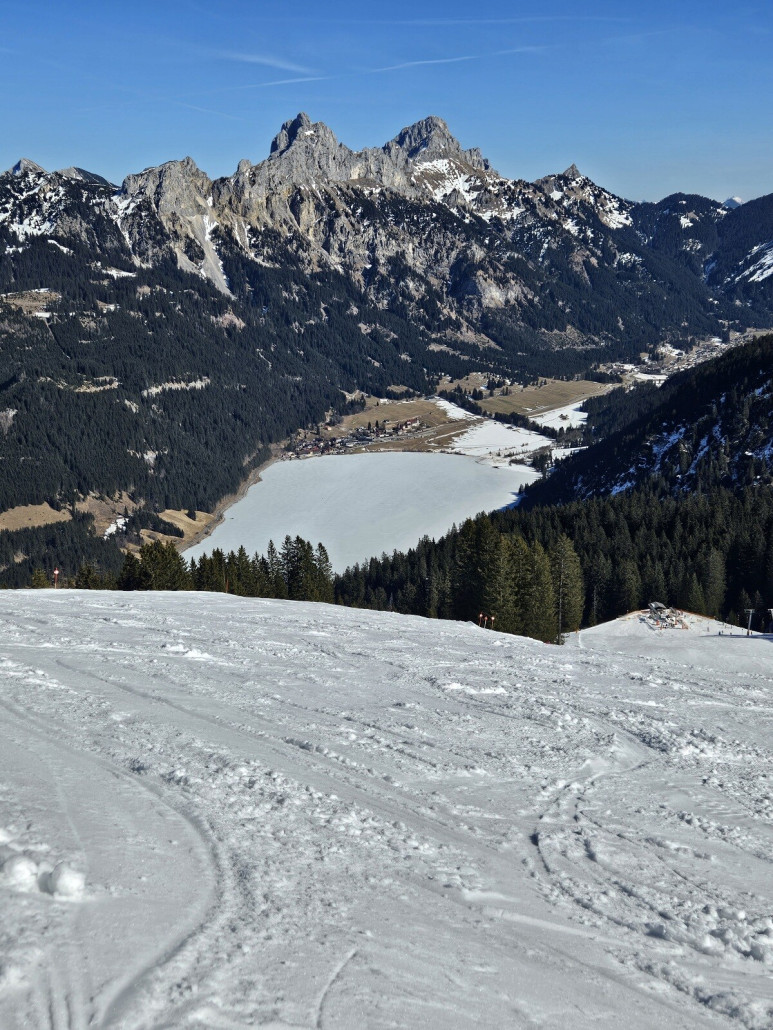Ausblick auf den gefrorenen Haldensee.<br />Piste ist die 18, war schon recht weich,<br />detto Piste rechts neben dem Doppelschlepper von oben gesehen.<br />Am Besten noch die ganz rechte 19.