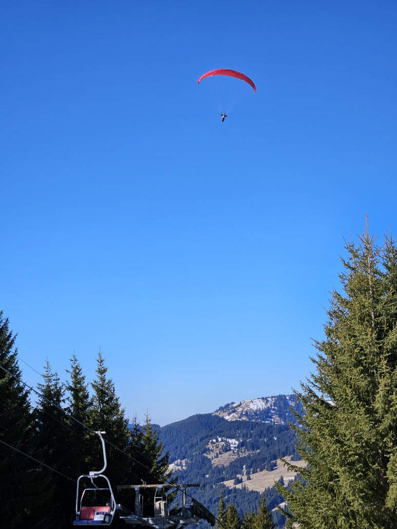 Paragleiten auch hier ein Thema.<br />Hinter dem Parkplatz gab es ein Landefeld.