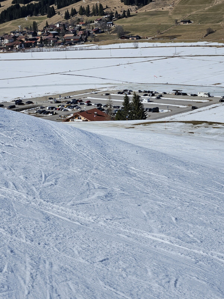 Eine eigentlich brach liegende Wiese. Defensiv geschätzt kommen da pro Jahr locker 100.000 an Einnahmen herein.<br />Wenn ich dann den wahrscheinlichen Aufwand gegenüberstelle<br />(einmal Automaten aufstellen, Schneeräumen, ab und an Pflegedienst), dann ist das ein Topbusiness mit kaum Kosten.<br />Wenn der Platz einem Externen gehört.<br />Wenn der Platz der Bergbahn gehört, ist`s eh Beutelschneiderei<br /><br />Fazit: war einfach von Anfang an ein gebrauchter Tag.<br />Hauptsächlich wegen einer Sperrung am Fernpass drei Stunden<br />Verspätung gehabt, entsprechend war dann der Schnee.<br />Belag ramponiert  :-(.<br />Normalerweise fahre ich bei so einem enttäuschenden<br />Erstbesuch ein zweites Mal hin.<br />Mach ich hier aber nicht wegen der Parkgebühr.