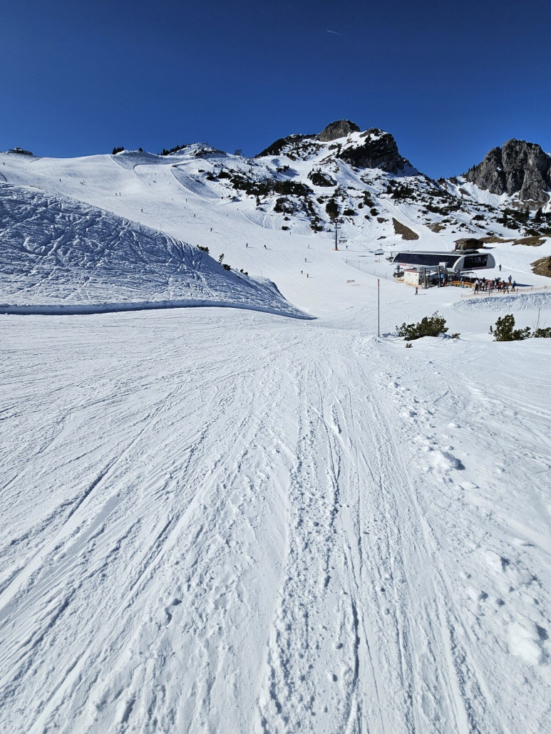 die Talstation des Sessels von ganz rechter Piste aus gesehen