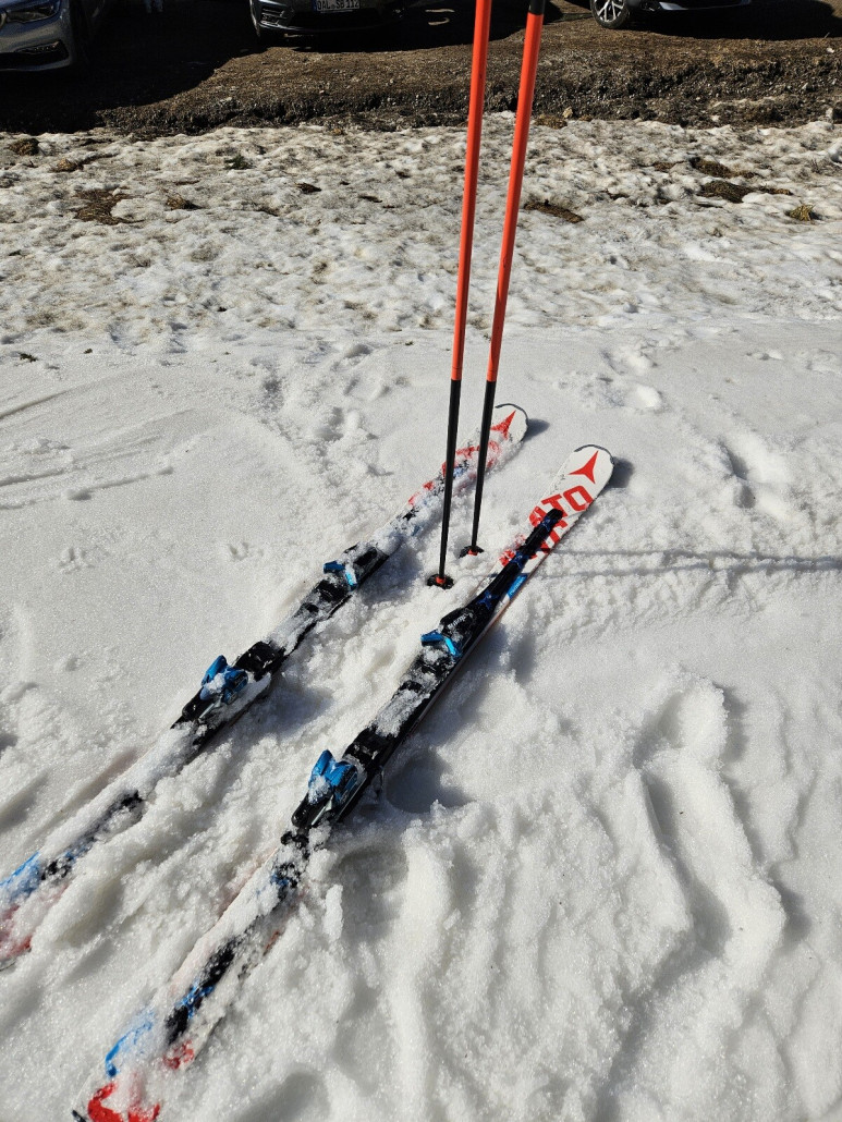 bis auf 10 Meter zum Auto, perfektes Ende<br /><br />Fazit: das sind natürlich die coolsten Tage. <br />In Summe weitgehend sehr gute Schneeverhältnisse, top Wetter<br />und eine Hütte mit wirklich gutem Essen.<br />Von den drei verbliebenen Gebieten im Tannheimertal mein Favorit
