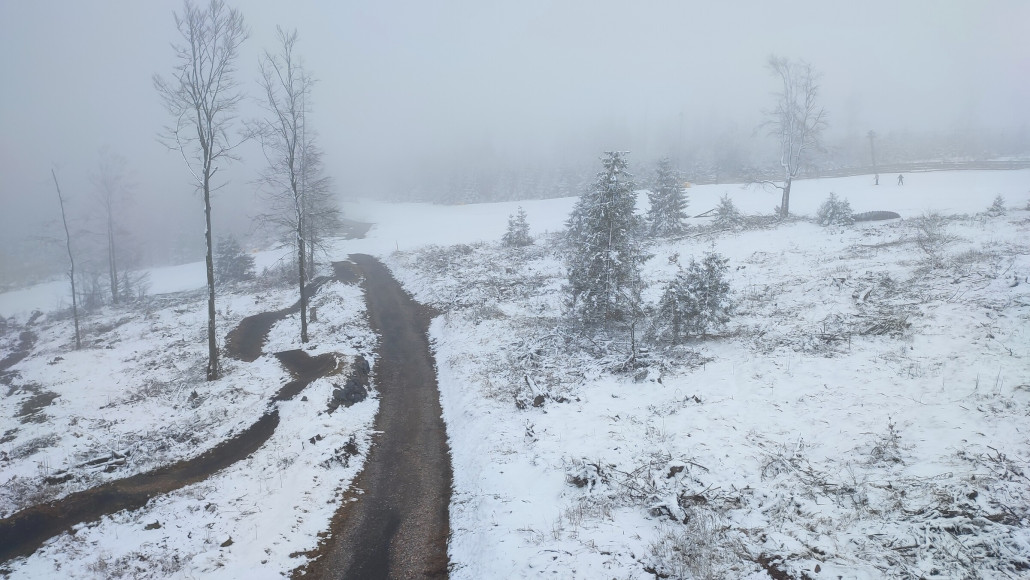 Hier wäre eine Loipe, die aber als Piste präpariert wäre um oberhalb des Steilhangs rauszukommen.