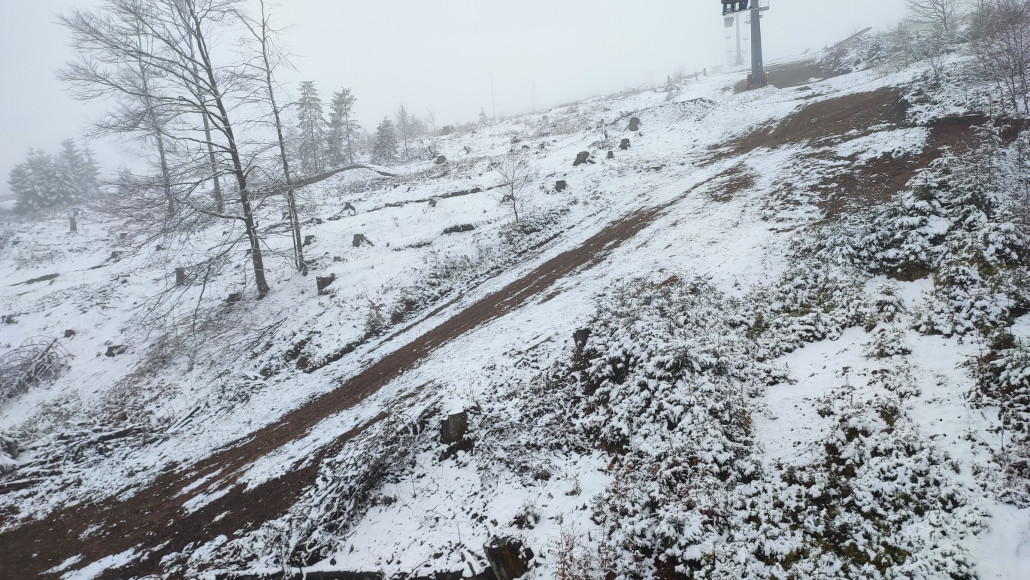 Von der Loipe weiterführende schwarze Piste