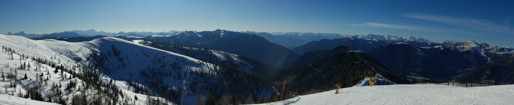 Von den Karawanken, über die Julischen- und Kärtneralpen, den Lienzer Dolomiten, zu den Tauern mit Glockner und Hochalmspitze - kann sich durchaus sehen lassen
