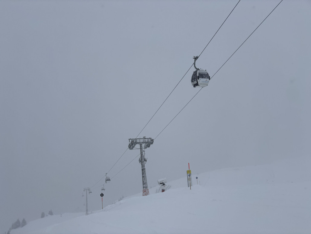Oben dann Schneefall aber wenigstens noch kein Nebel