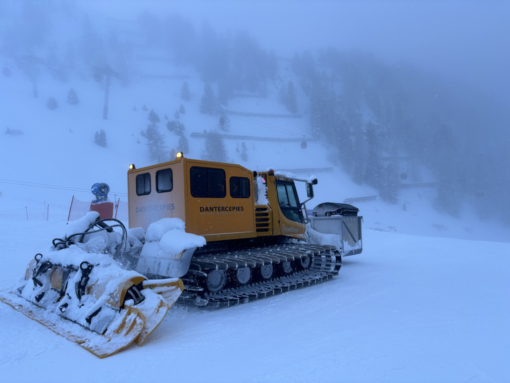 Weil letztes Jahr mal gefragt wurde, hier die Raupe mit dem Personal von der Mountain Lounge die eine Spur ins Tal legte…