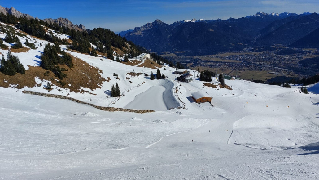 Sonnenhang mit Speicherteich und Bergstation