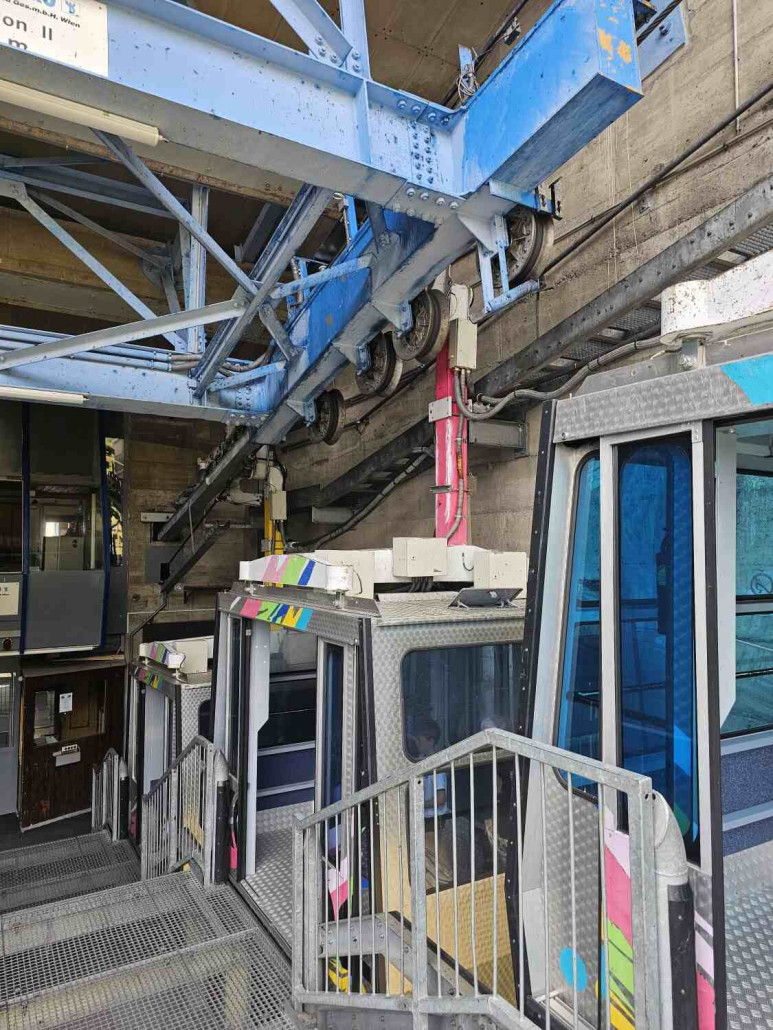 Einstiegsbereich der zweiten Sektion mit ihrer aus drei Gondeln bestehenden Kabinengruppe.