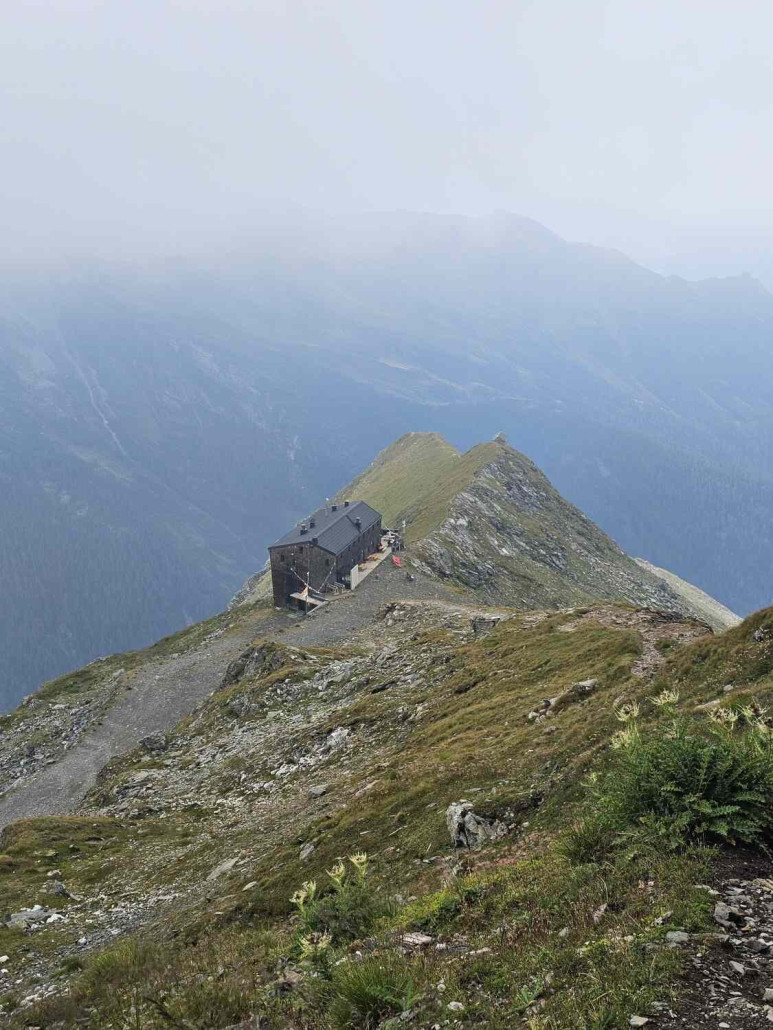 Zoom zum Hannoverhaus, etwas unterhalb der Bergstation gelegen.
