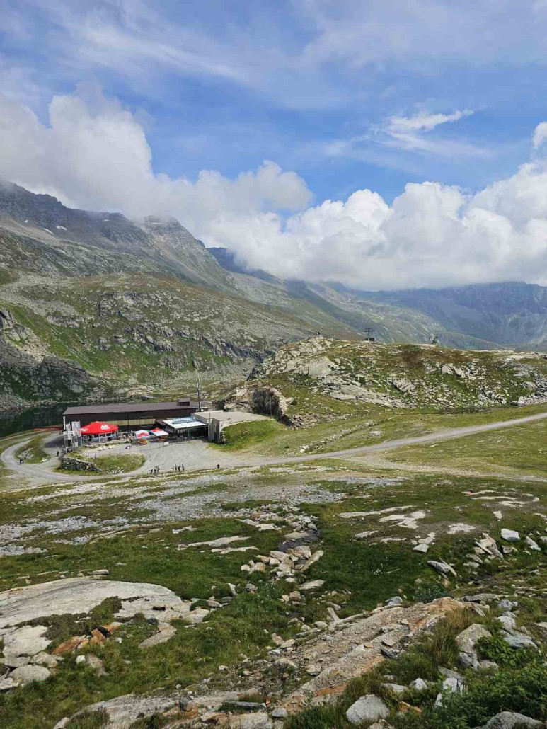 Zwischenstation Mölltaler Gletscher. Die Talstation der Kabinenbahn war bei der Neuerschließung des Skigebiets der eigentliche Einstiegspunkt - die unterirdische Standseilbahn wurde erst später errichtet.