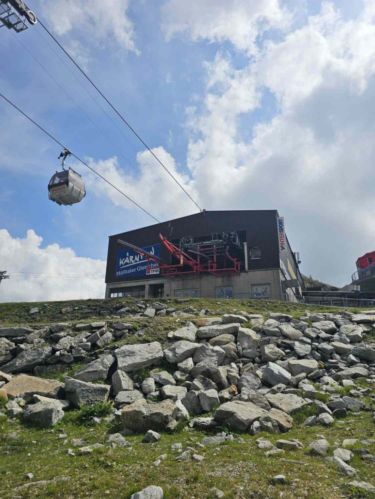 Talstation der Girak'schen Kabinenbahn.
