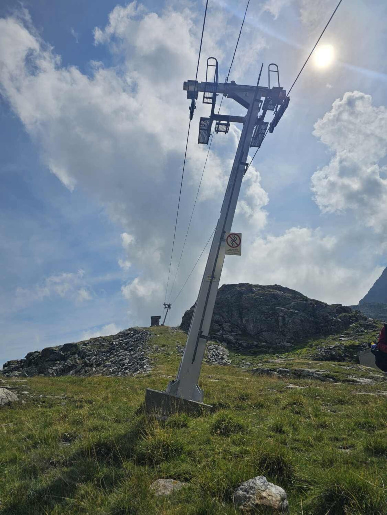 Das Fundament bewusst "schief" betoniert - das habe ich bei Schräg-T-Stützen noch nicht gesehen...