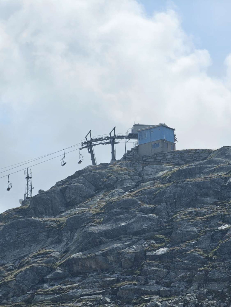 Zoom zur Bergstation des 4er-Sessellifts.