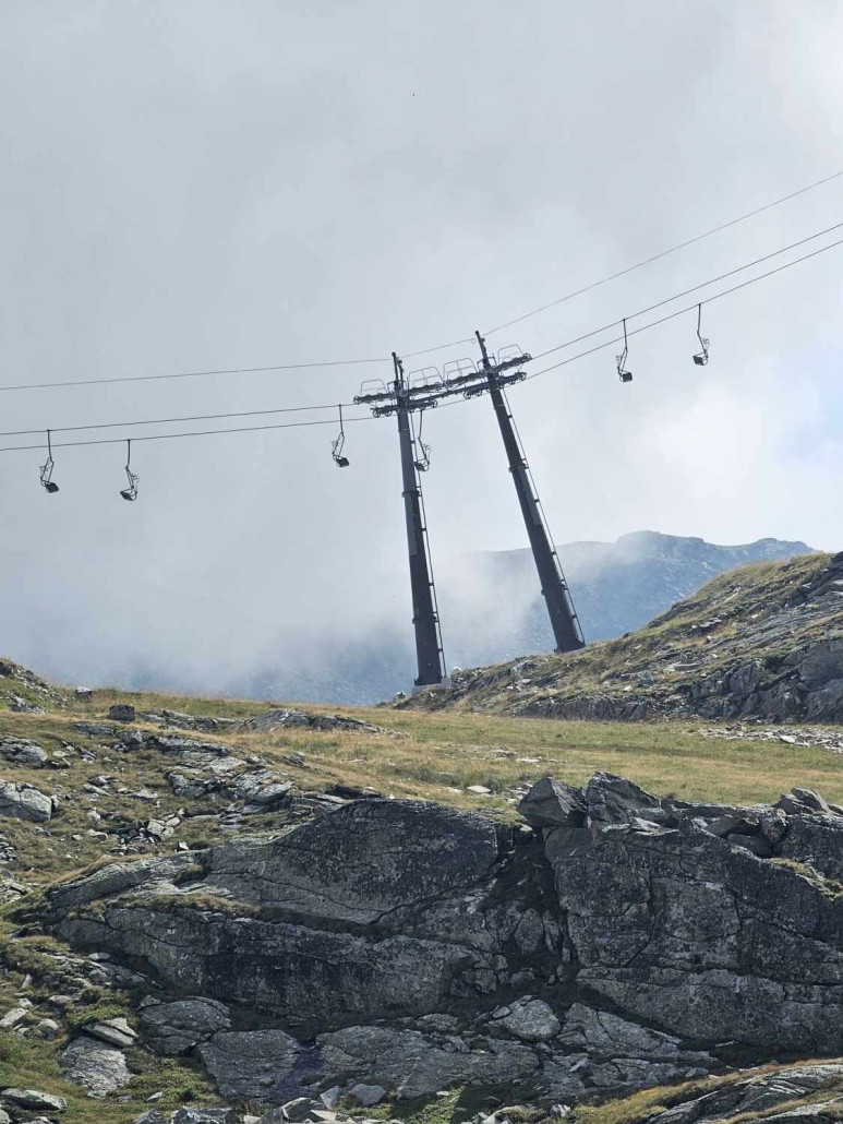 Doppelter Niederhalter im Trassenverlauf der Schwarzkopfbahn.