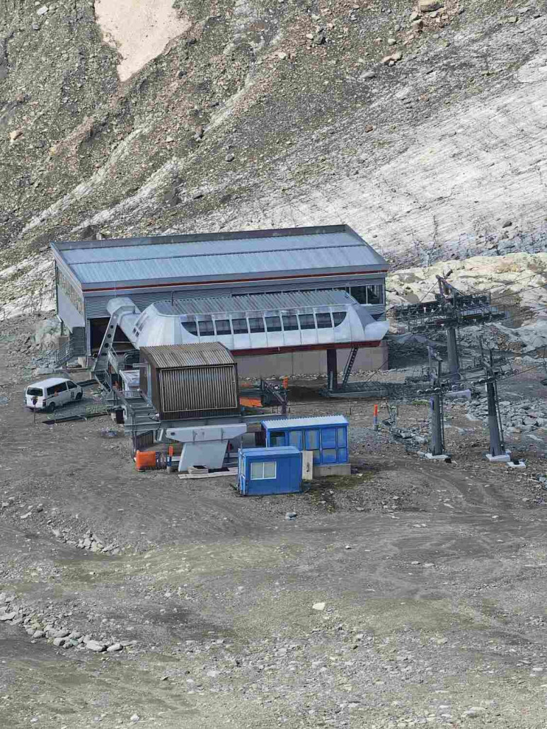 Zoom zur Talstation der zwei Bahnen...