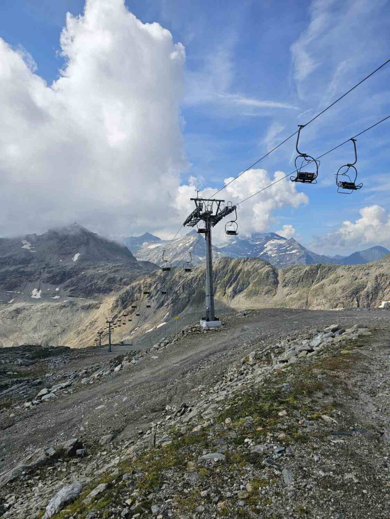 Kultiger Sessellift und traumhafte Aussicht - was will man mehr?