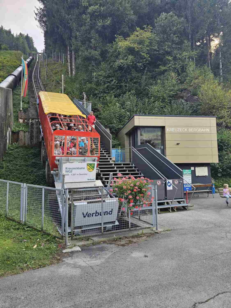 Talstationsbereich der Kreuzeckbahn.