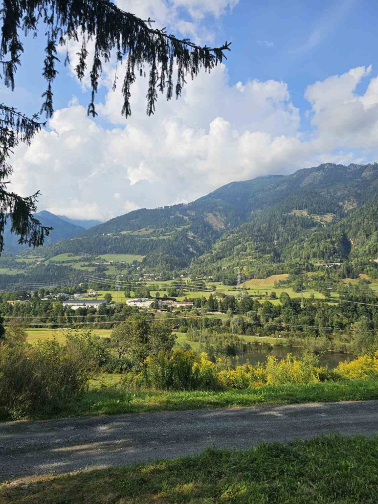 Blick von der Talstation der Kreuzeckbahn zur gegenüberliegenden Talseite mit der stillgelegten Reißeckbahn.