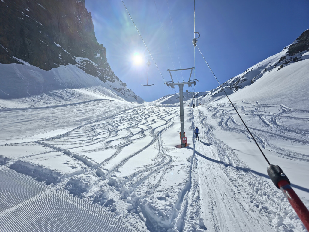 Am Egginerjoch. Da dieses nach den Schneefällen erst heute wieder geöffnet wurde, waren noch einige Abfahrten im Tiefschnee möglich.