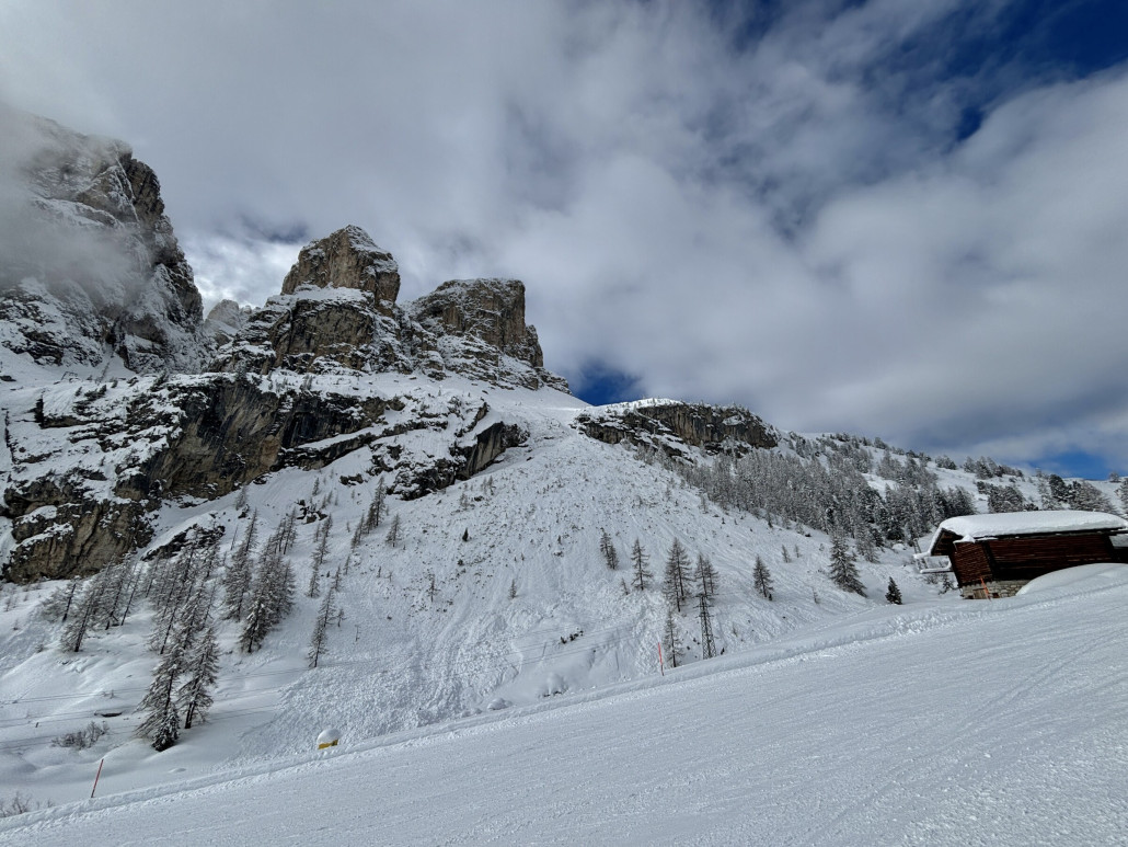 Lawinen waren auch Anfang der Woche schon ein Thema - immer wieder fanden sich abgesperrte Bereiche am Pistenrand wie hier östlich vom Grödnerjoch